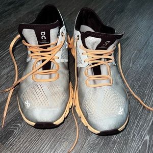 ON running and training shoe womens size 8.5